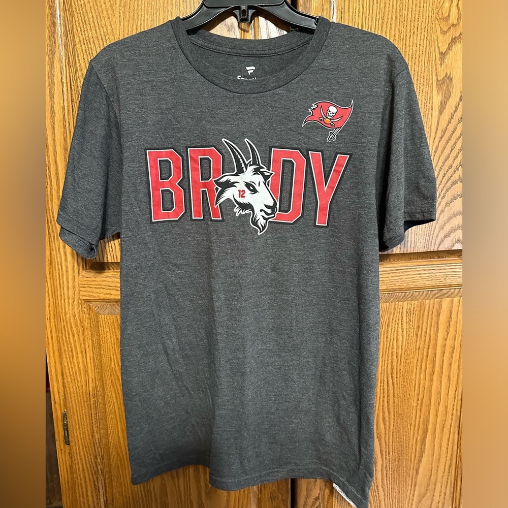 Mens Tom Brady GOAT Tampa Bay Buccaneers t-shirt